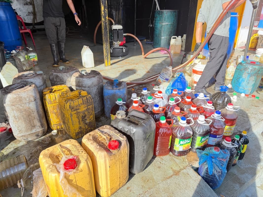 Tong dan botol minyak masak terpakai dari pelanggan bersama hos pam