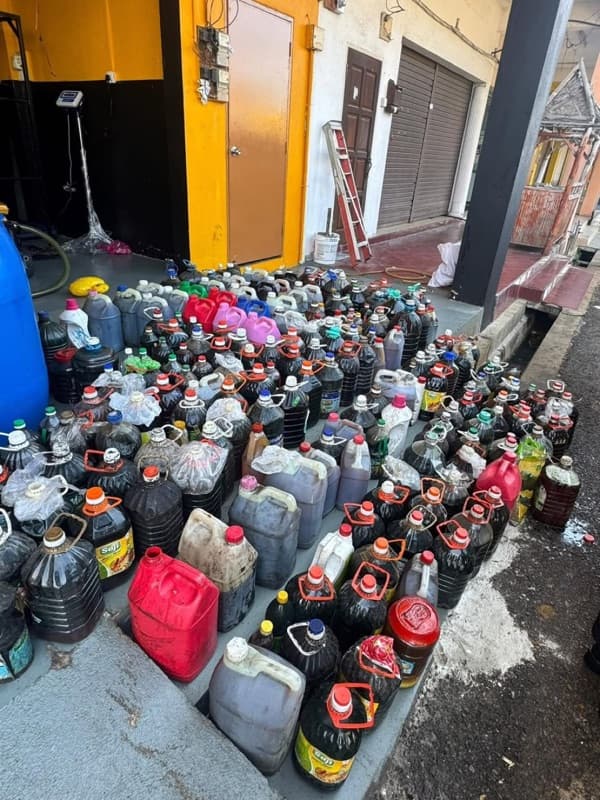 Pelanggan membawa botol minyak masak terpakai ke gudang MSR