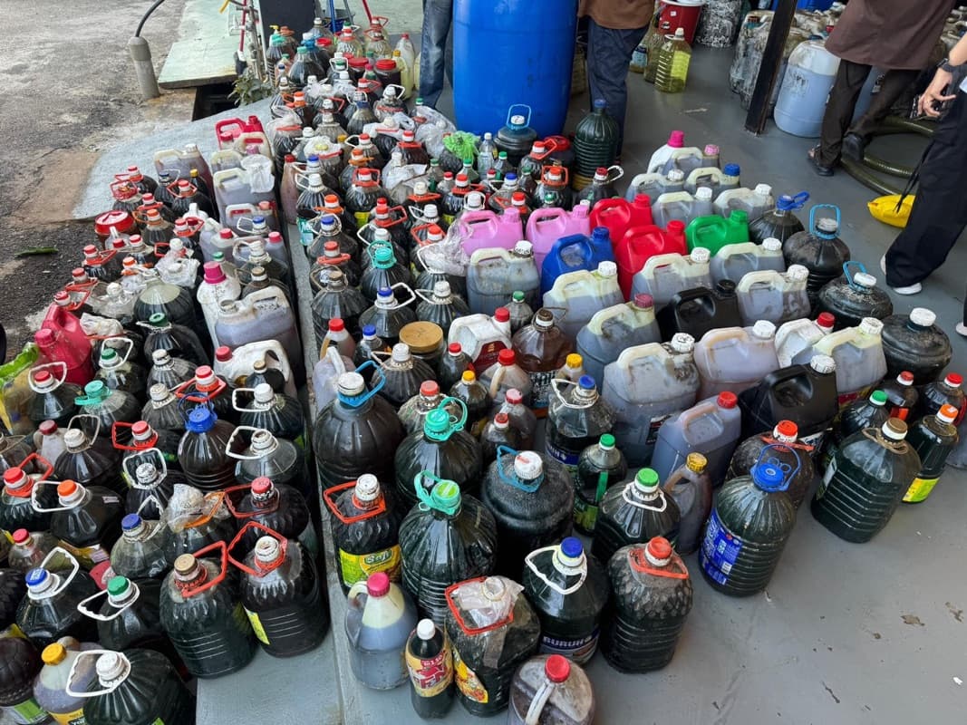 Longgokan besar botol dan tong minyak masak terpakai yang diterima