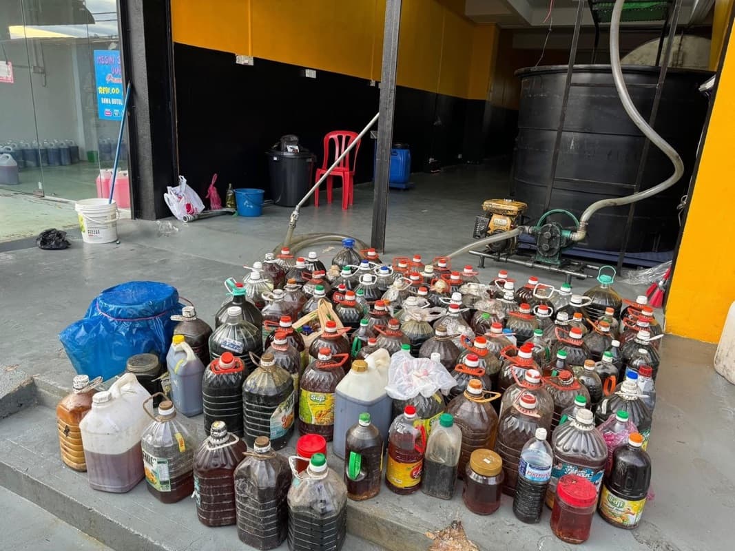 Tangki hitam dengan penapis jaring, pam dan penimbang di gudang