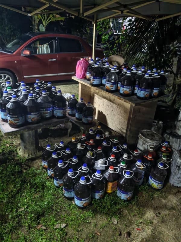 Tangki simpanan keluli tahan karat berlabel Skid Tank C dengan hos kuning