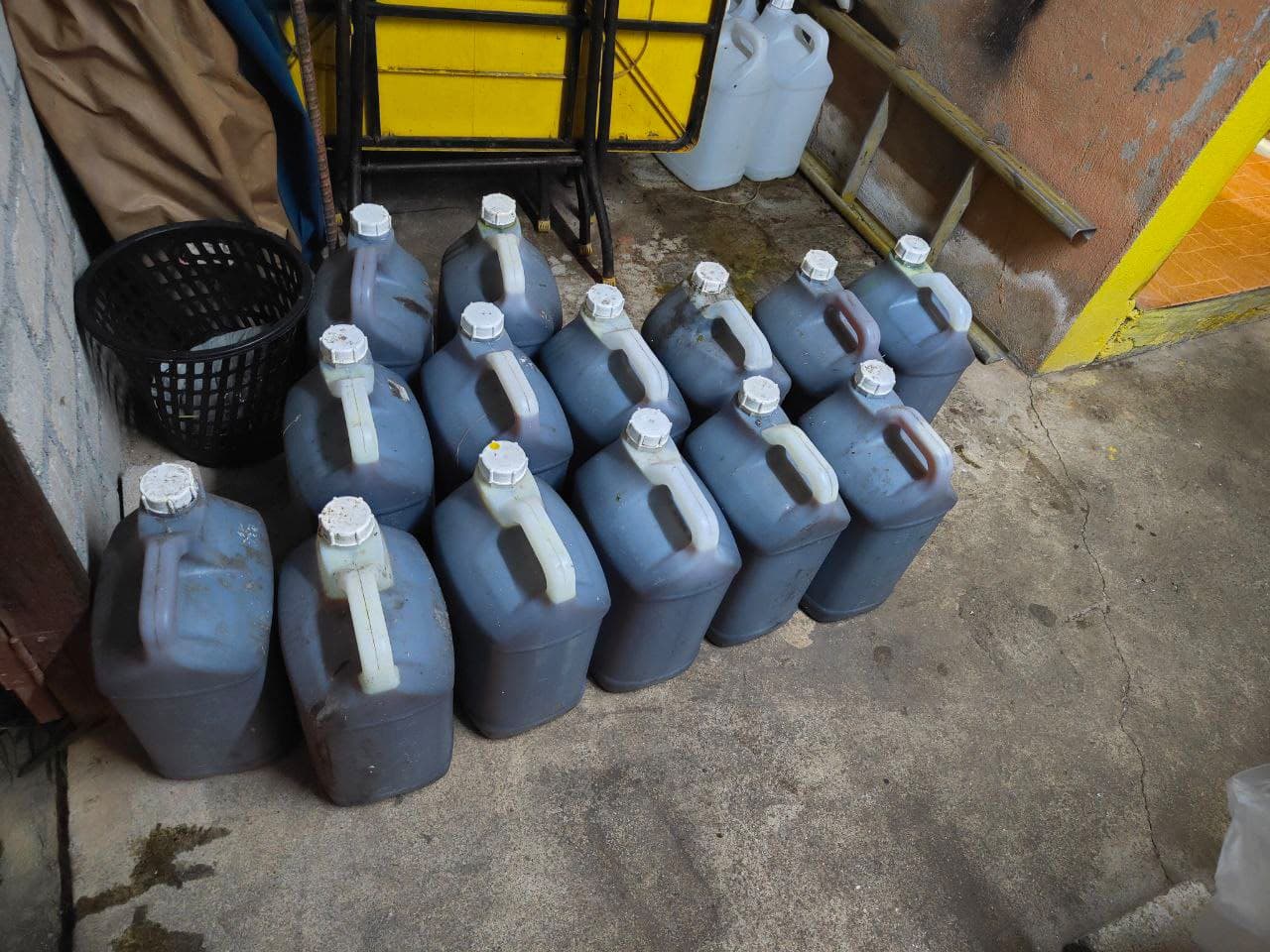 Bekas minyak masak terpakai disusun berderet di sudut gudang