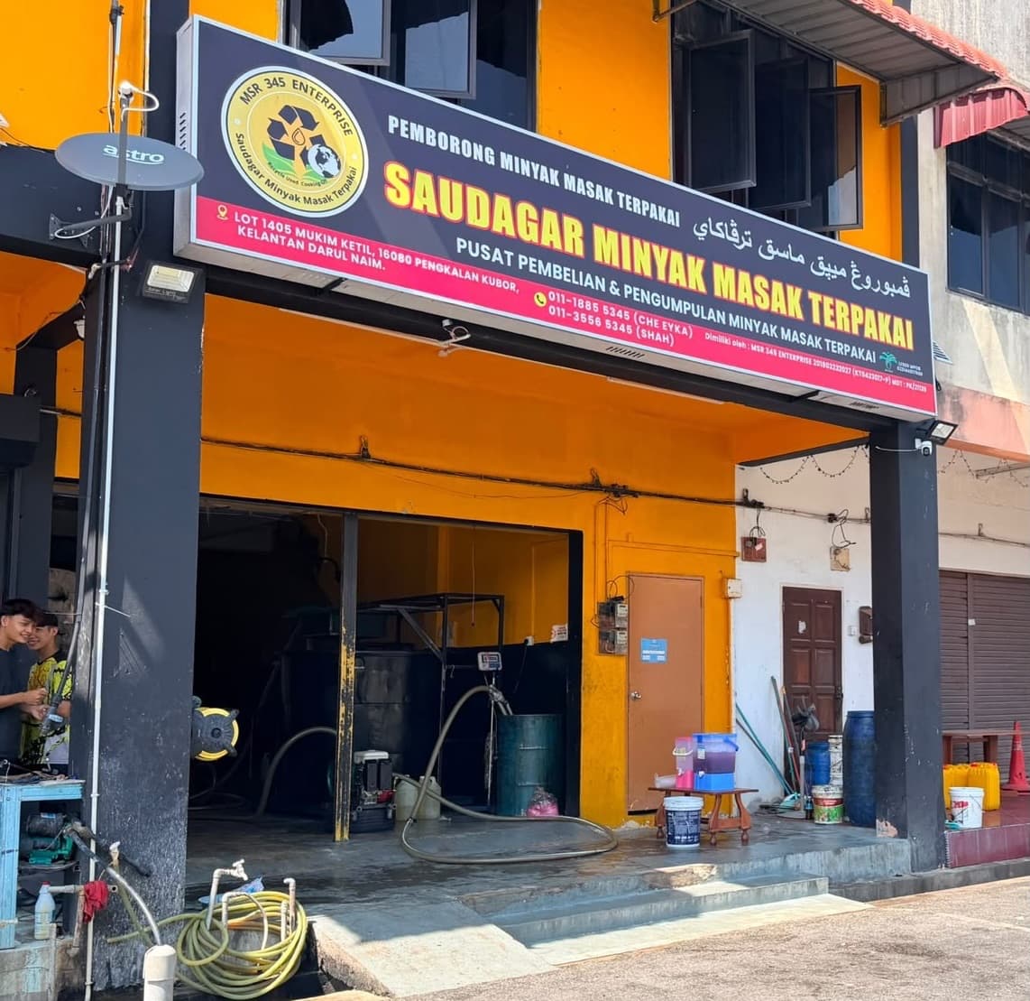 Minyak keemasan mengalir dari muncung logam ke dalam bekas