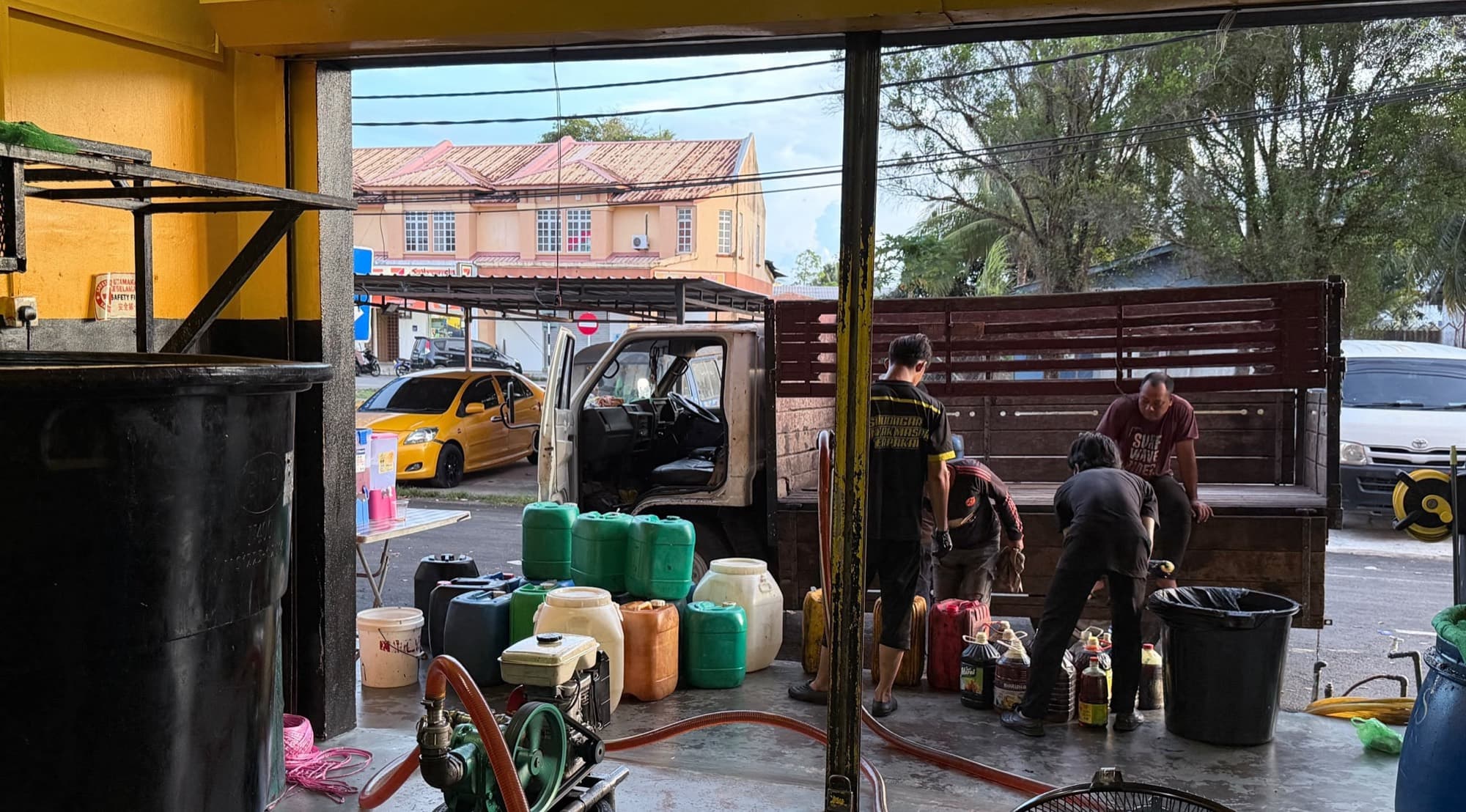 Dewan kilang perindustrian yang gelap dengan paip besar dan gelung dawai