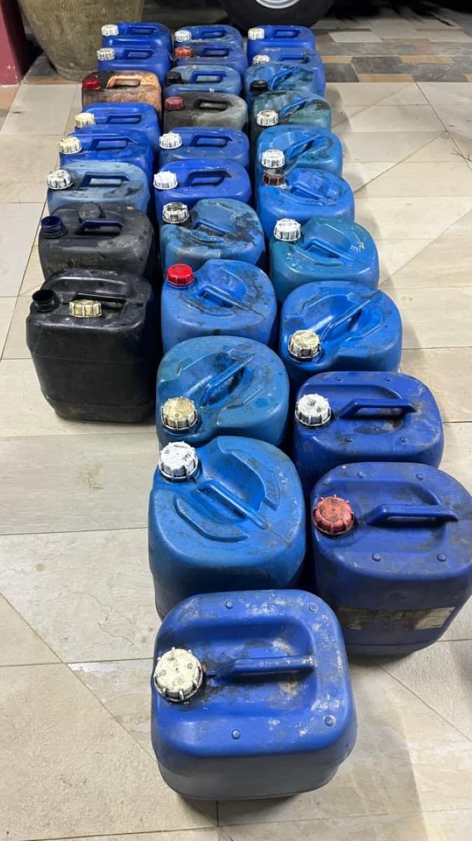 Barisan tong plastik biru dan hitam untuk menyimpan minyak masak terpakai