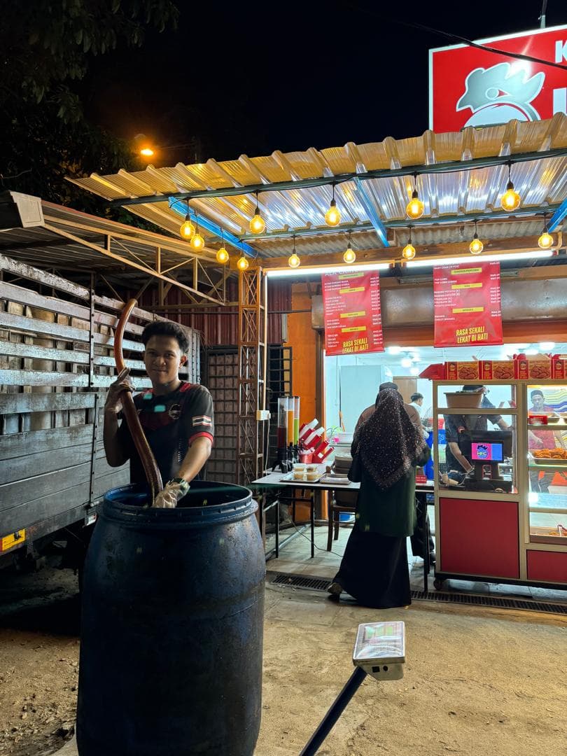 Kuali besi dengan makanan sedang digoreng di atas dapur