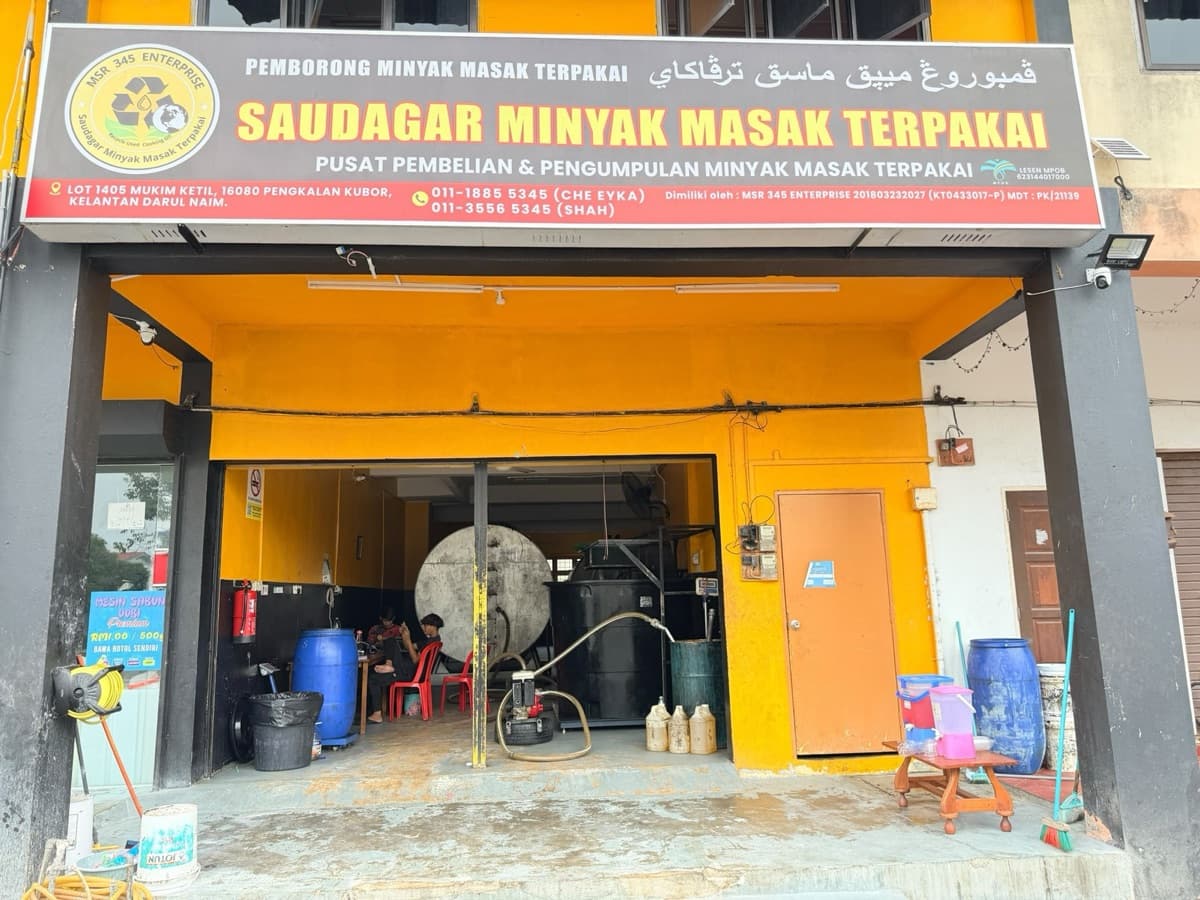 Lori tangki logam berkilat di jalan raya pada waktu malam